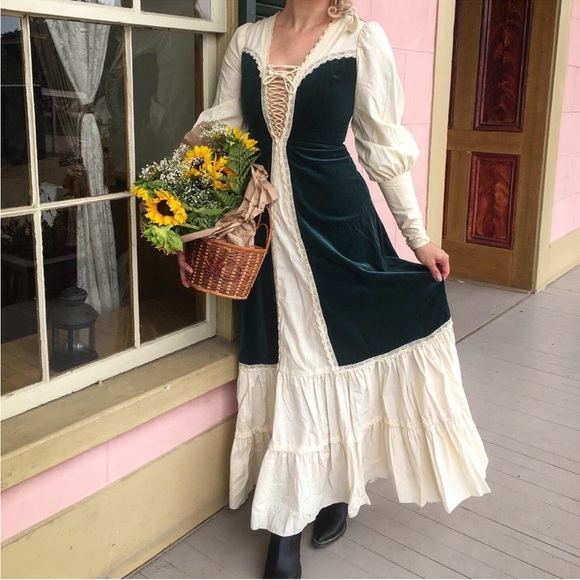 Gunne Sax Dresses & Skirts - Vintage Gunne Sax velvet corset Victorian‎ dress size 11 green 1970 70’